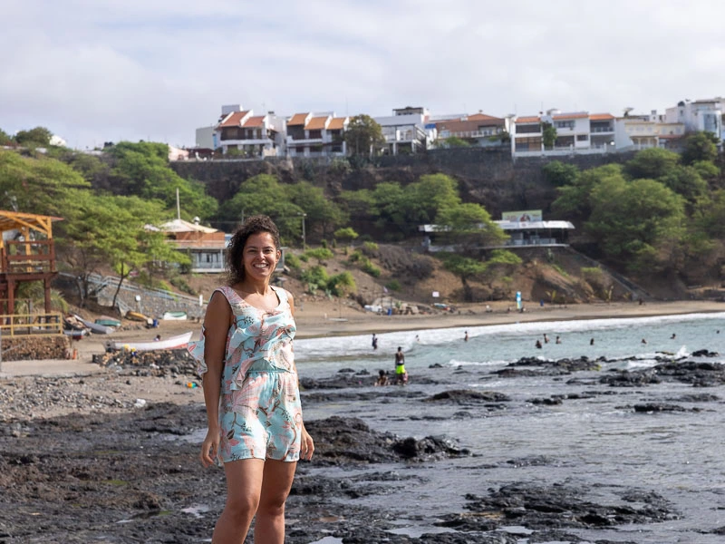 Frau an der Küste von Praia Kapverden