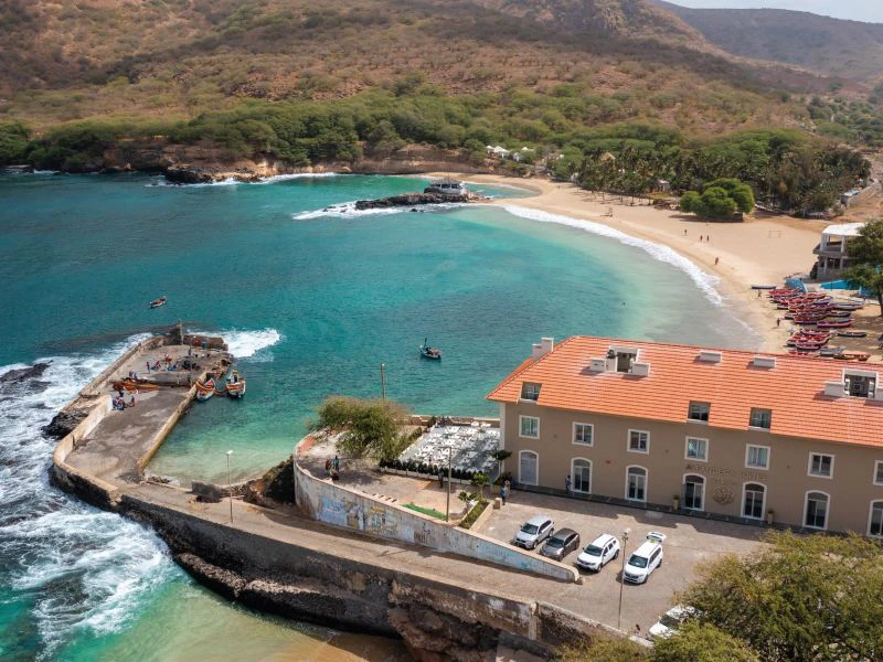 Tarrafal Komfortunterkunft - Blick auf den Strand und das Hotel