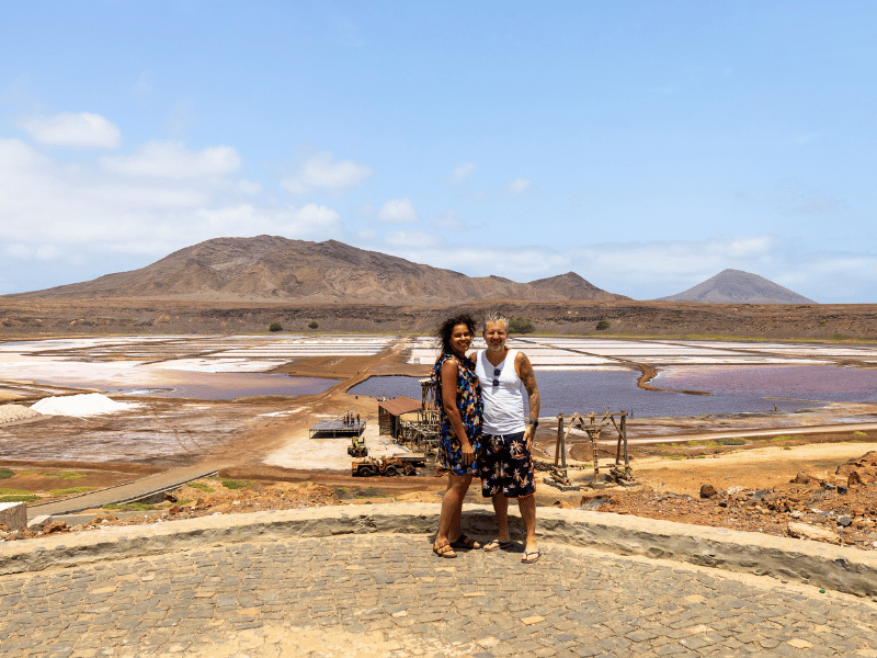 Reisendes Paar vor den Salzseen von Pedra de Lume