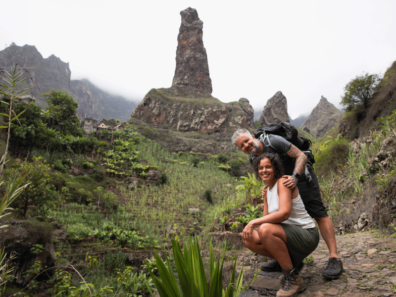 Reisendes Paar beim wandern auf Santo Antao auf den Kapverden