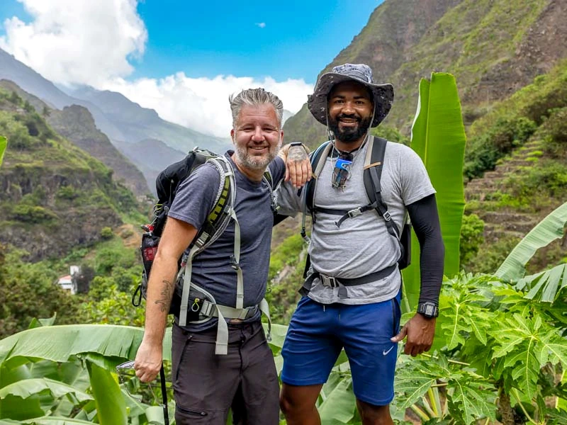 Tourist mit Guide auf Wandertour in Bergen