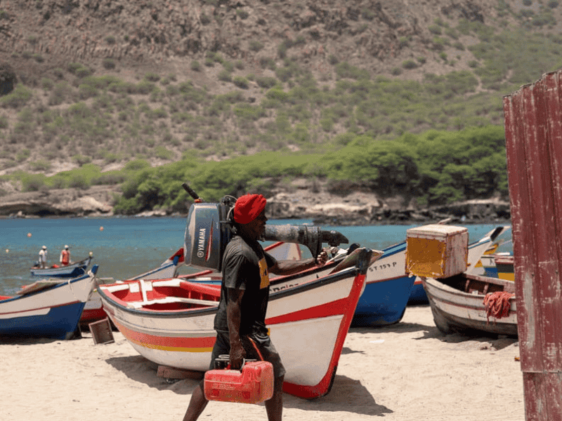 Fischerboote und Einheimische am Strand von Tarrafal