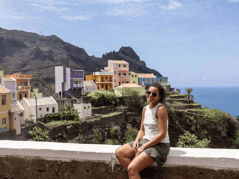 Bunte Häuser an den Felsen von Fontainhas