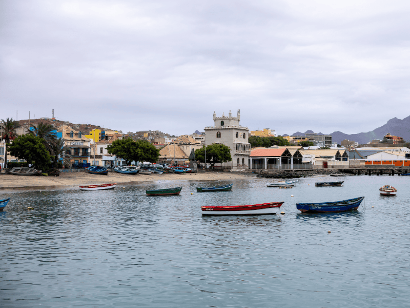 Boote vor dem Stadtstrand von Mindelo
