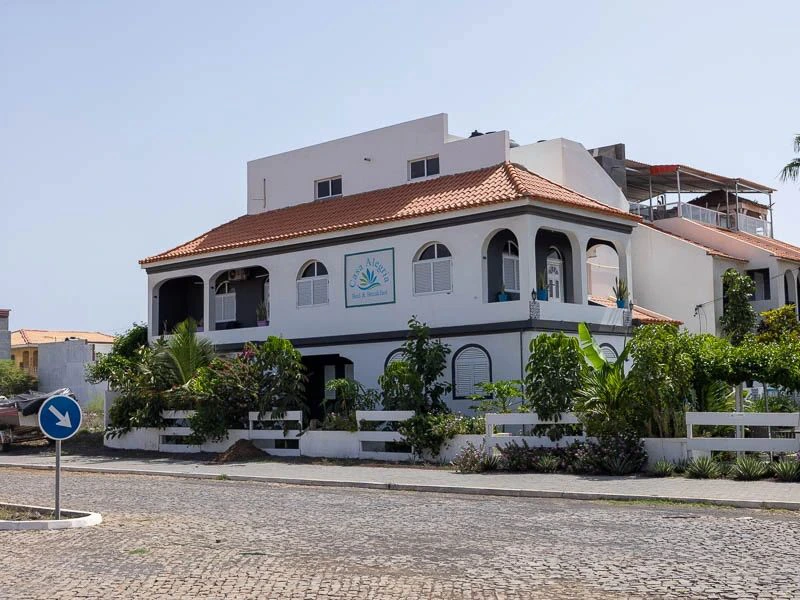 Hotel in Tarrafal mit mediterraner Architektur mit Bögen und Balkonen Kapverden