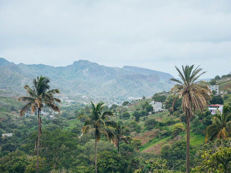 Kapverden Santiago Aussicht auf Gebirge und Palmen