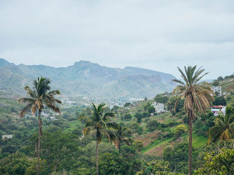 Kapverden Santiago Aussicht auf Gebirge und Palmen