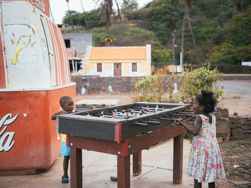 Kapverden Santiago Praia Kinder am Kicker Tisch