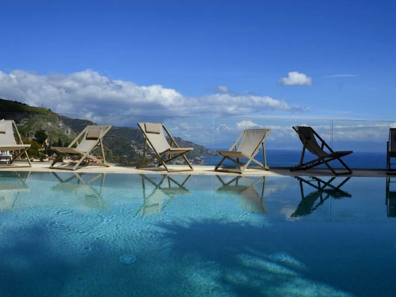 Pool der Komfortunterkunft in Taormina, Sizilien
