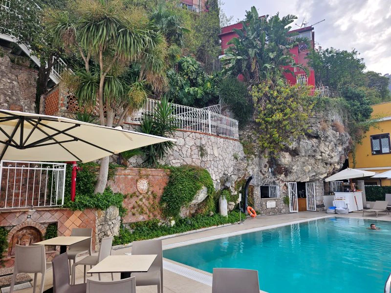 Pool der Komfortunterkunft in Taormina, Sizilien