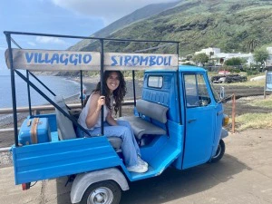Frau im Auto auf Stomboli