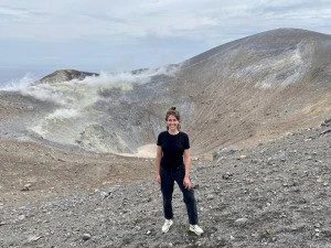 Frau auf Vulkan auf Sizilien