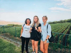 Drei Frauen im Weingebiet am Ätna