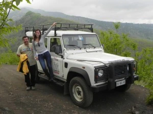 Mann und Frau mir Jeep am Ätna
