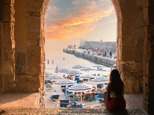 Frau bei Sonnenuntergang in Cefalu