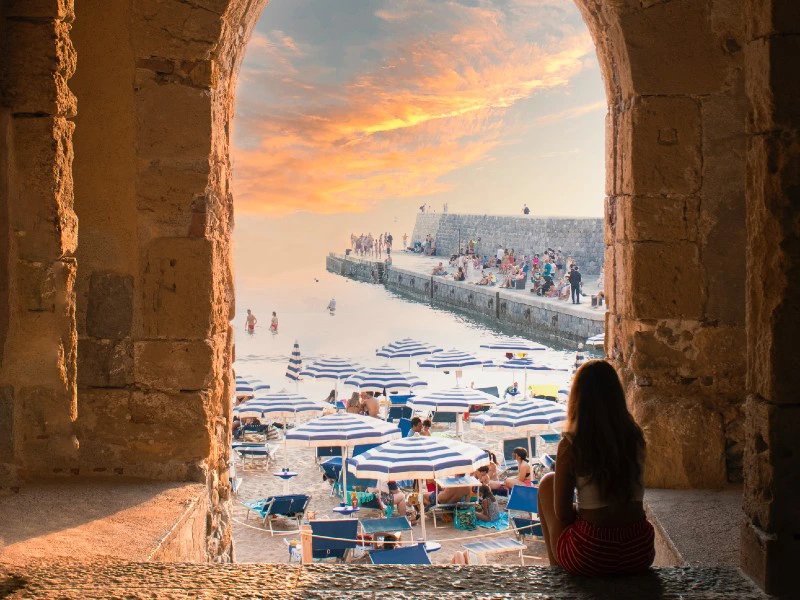 Frau bei Sonnenuntergang in Cefalu