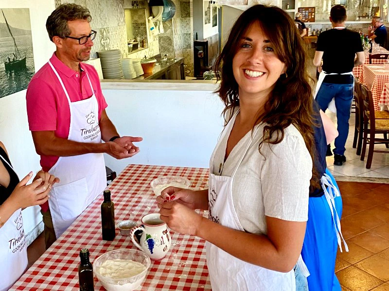 Frau beim Pizza backen