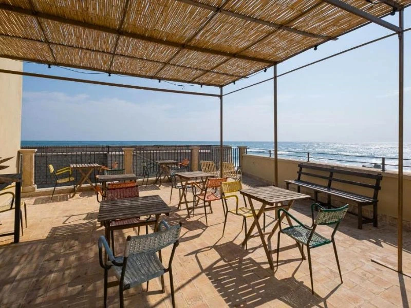 gemütliche Terrasse mit Blick aufs Meer Syrakus