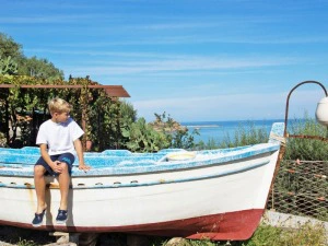 Kind auf einem Boot