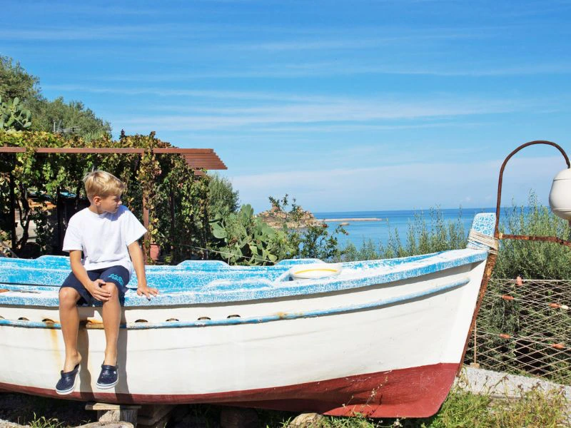 Kind auf einem Boot