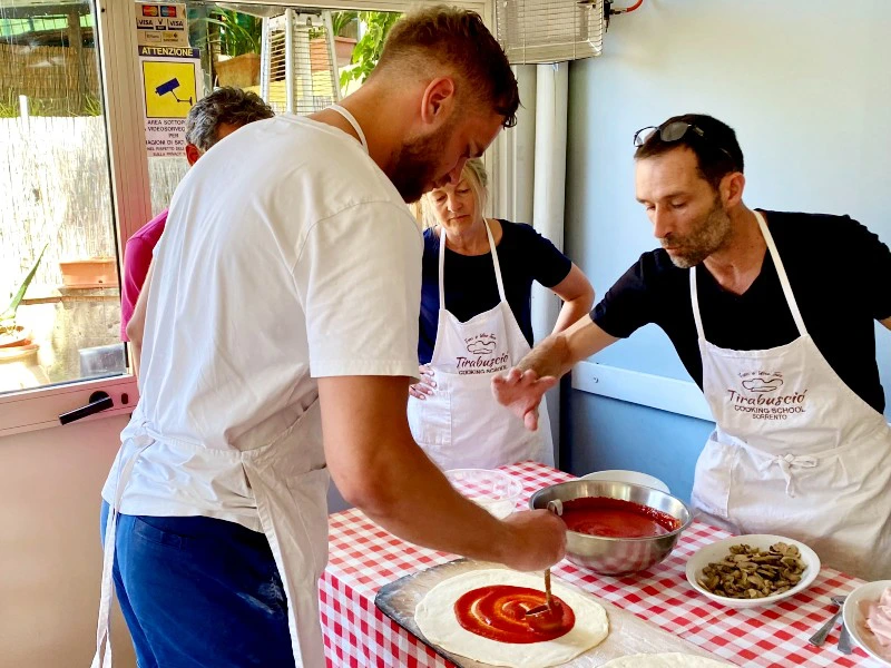Pizza backen in einer Gruppe