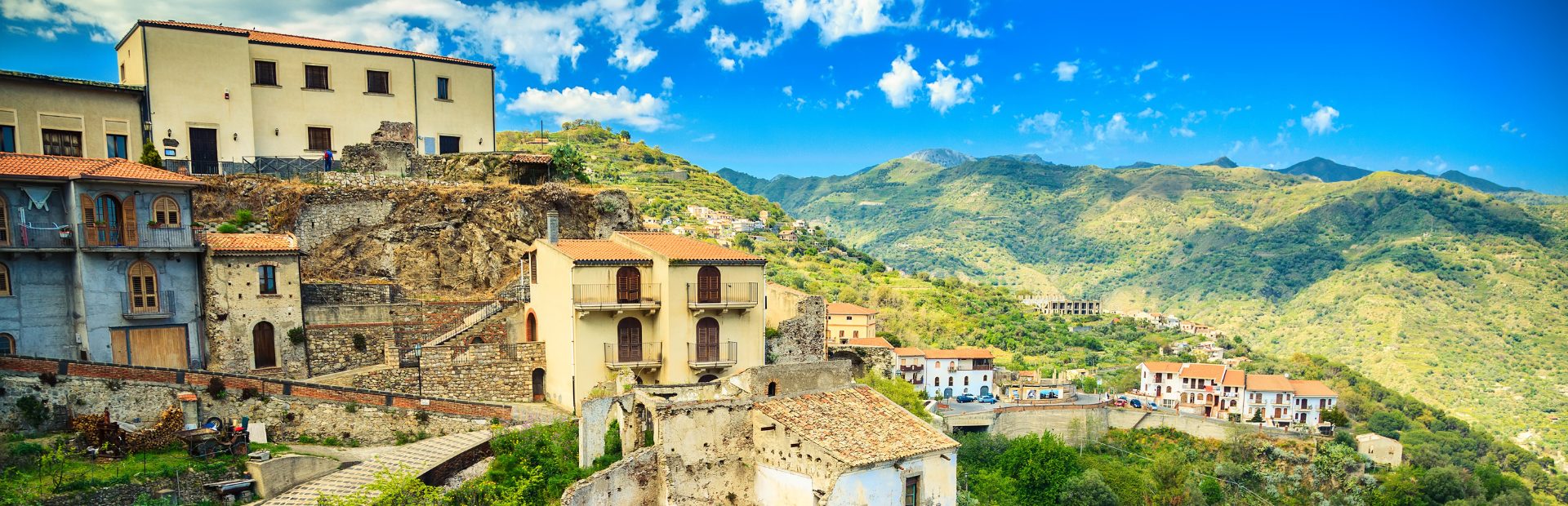 Blick auf eine Stadt in Sizilien