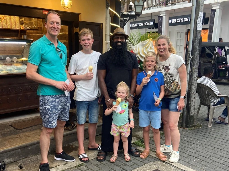 Familie mit Guide bei Ausflug in Galle, Sri Lanka
