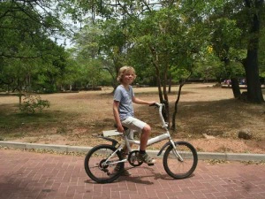 Junge beim Fahrradfahren in Polonnaruwa in Sri Lanka