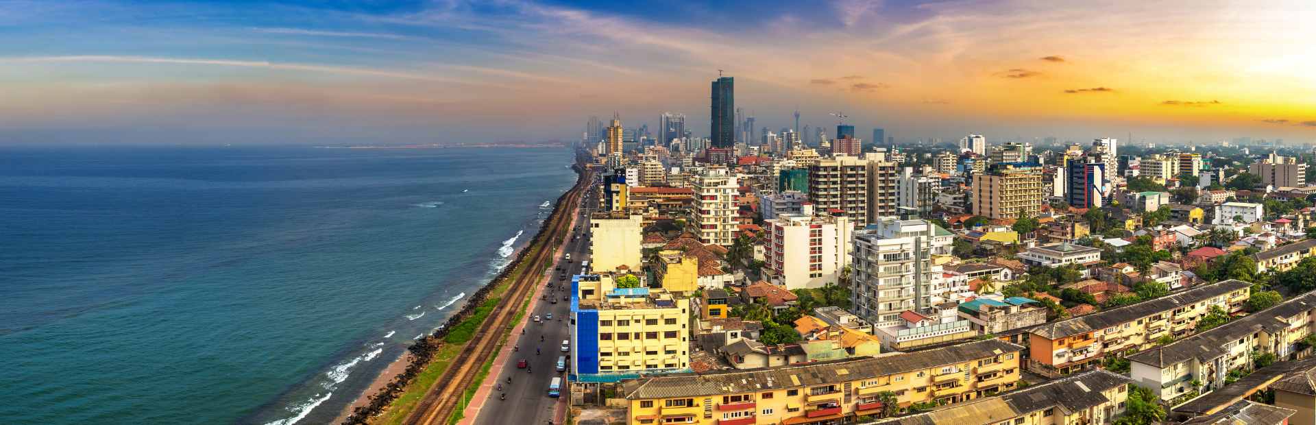 Blick auf Hochhäuser am Meer in Colombo in Sri Lanka