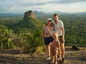 Familie am Lion Rock in Sri Lanka