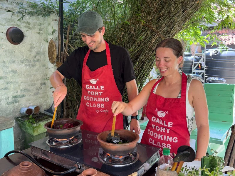 Paar beim Kochkurs in Galle