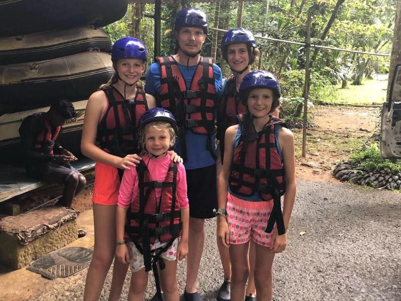 Familie beim Raften in Sri Lanka