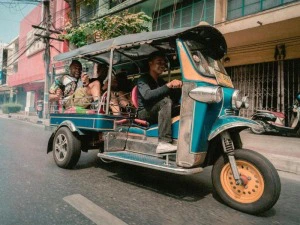Tuk Tuk auf einer StraĂźe in Colombo, Sri Lanka