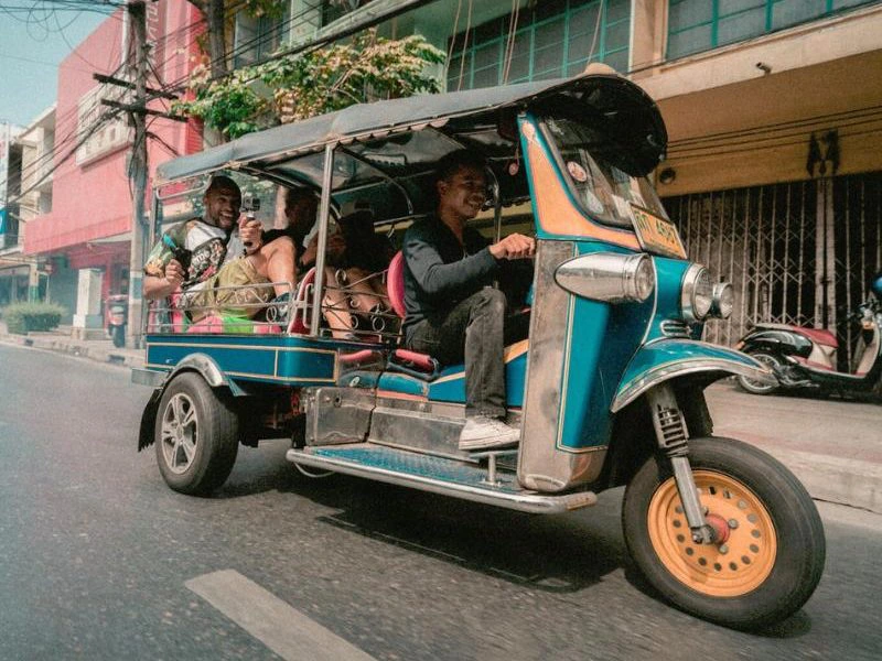 Tuk Tuk auf einer Straße in Colombo, Sri Lanka