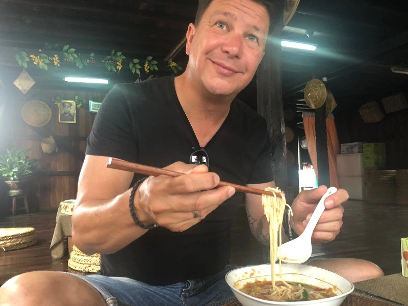 Mann beim Essen im Homestay in Sri Lanka
