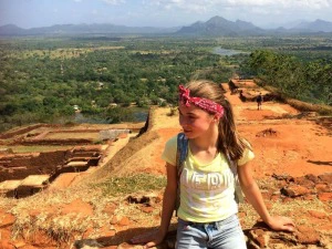 Kind auf dem Sigiriya Felsen in Sri Lanka