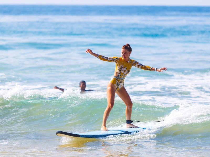 Frau auf Surfbrett in Arugam Bay in Sri Lanka