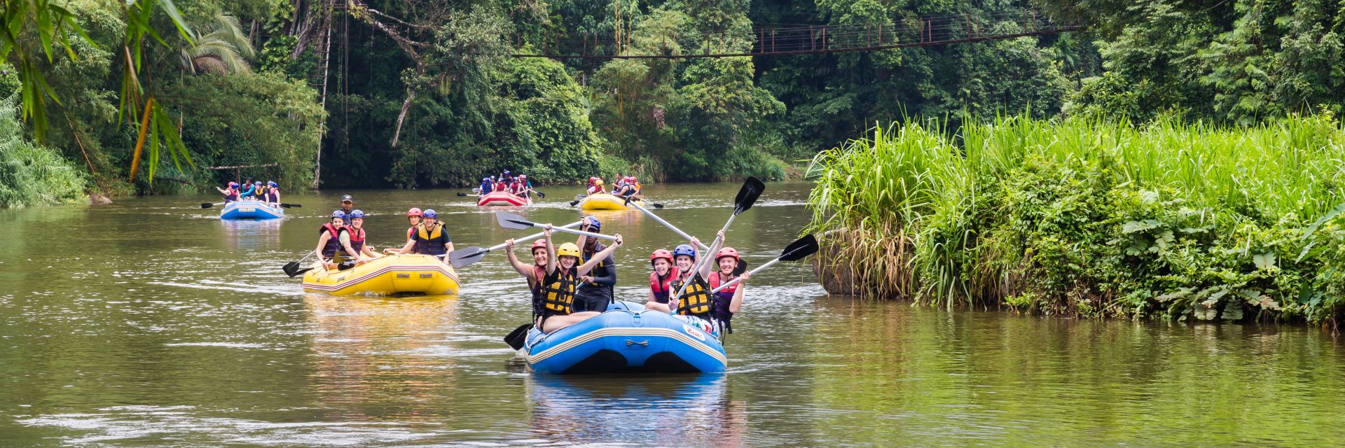 Raftingboote auf dem Kelani River in Sri Lanka