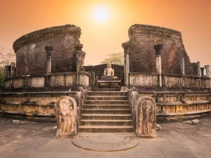 Sonne hinter dem Tempel in Pollonnaruwa in Sri Lanka
