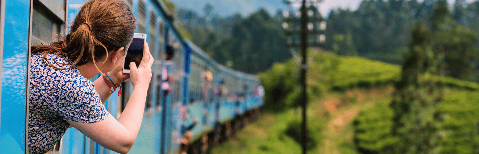Touristin macht ein Foto aus dem Zug bei Nuwara Eliya in Sri Lanka