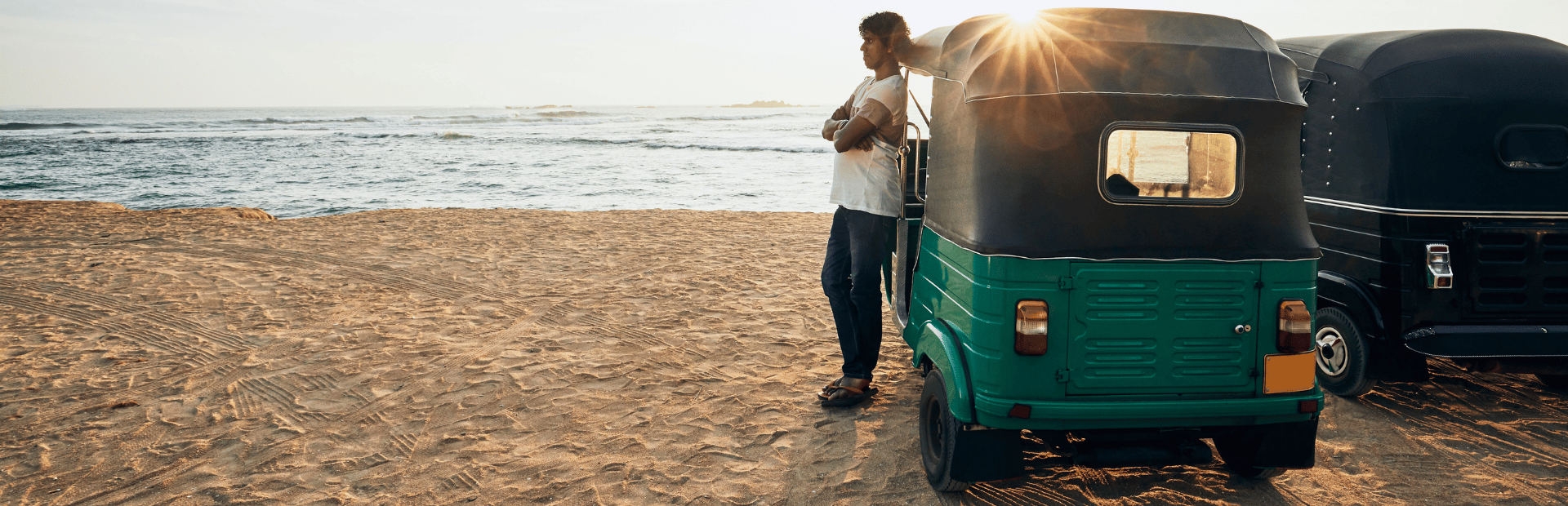 Tuk Tuk Fahrer und Tuk Tuk an Strand von Sri Lanka