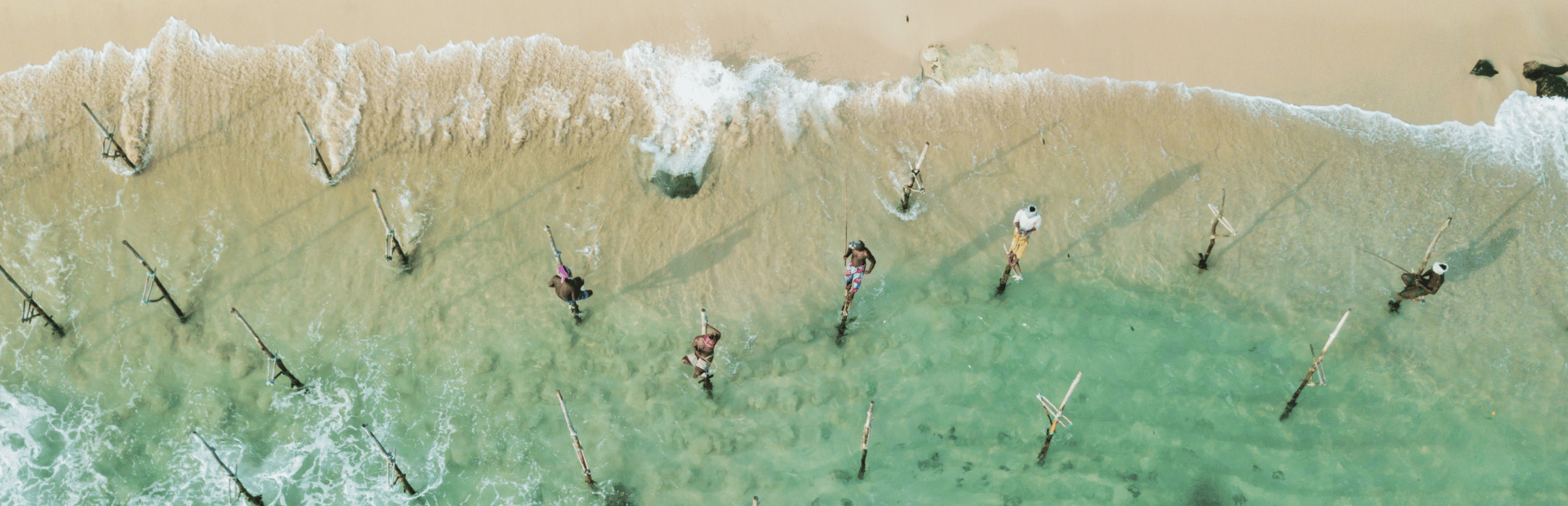 Stelzenfischer am Ufer der Weligama Bay in Sri Lanka