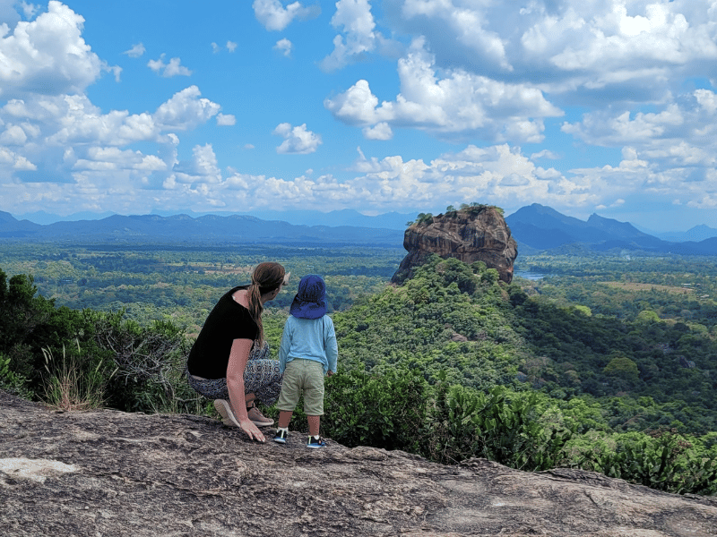 Mutter mir Sohn am Lion Rock in Sri Lanka