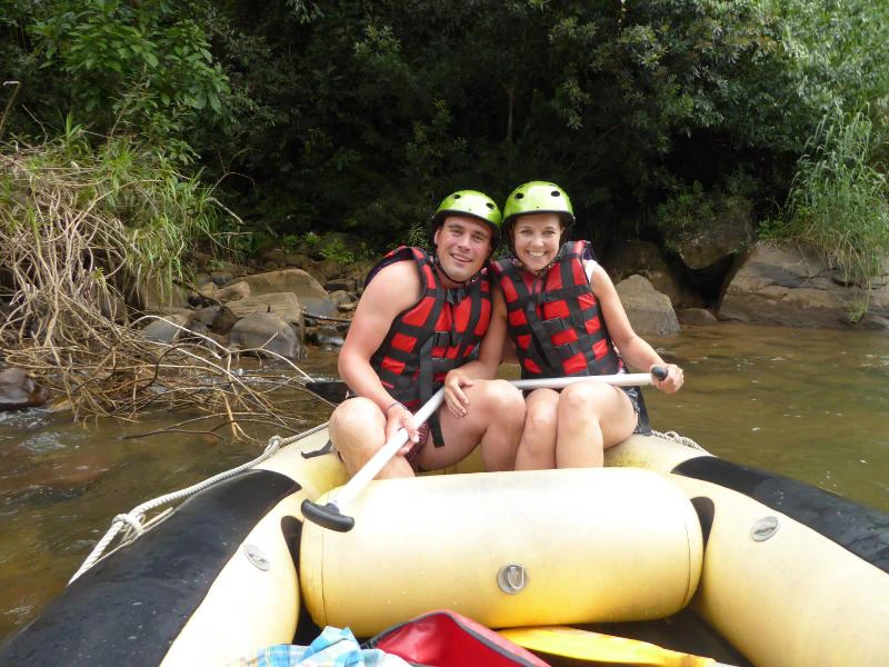 Paar auf Raftingboot in Kitulgala, Sri Lanka