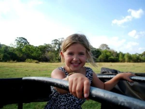 Kleines Mädchen im Jeep bei einer Safari in Sri Lanka