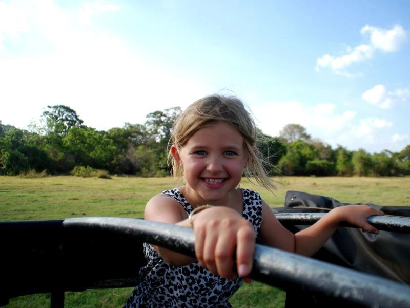 Kleines Mädchen im Jeep bei einer Safari in Sri Lanka