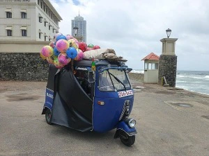 Beladenes Tuk Tuk in Colombo