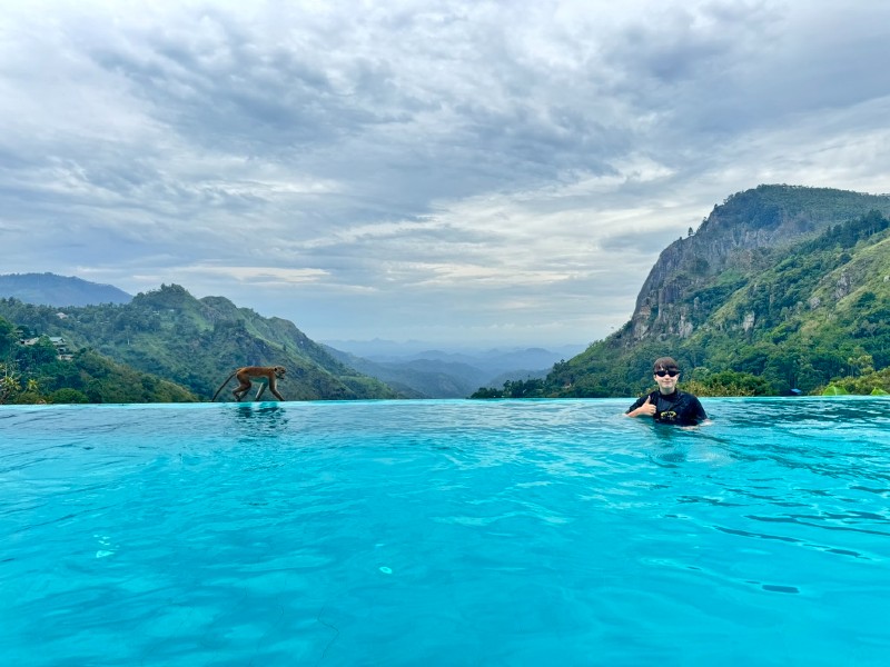 Junge im Pool in Ella
