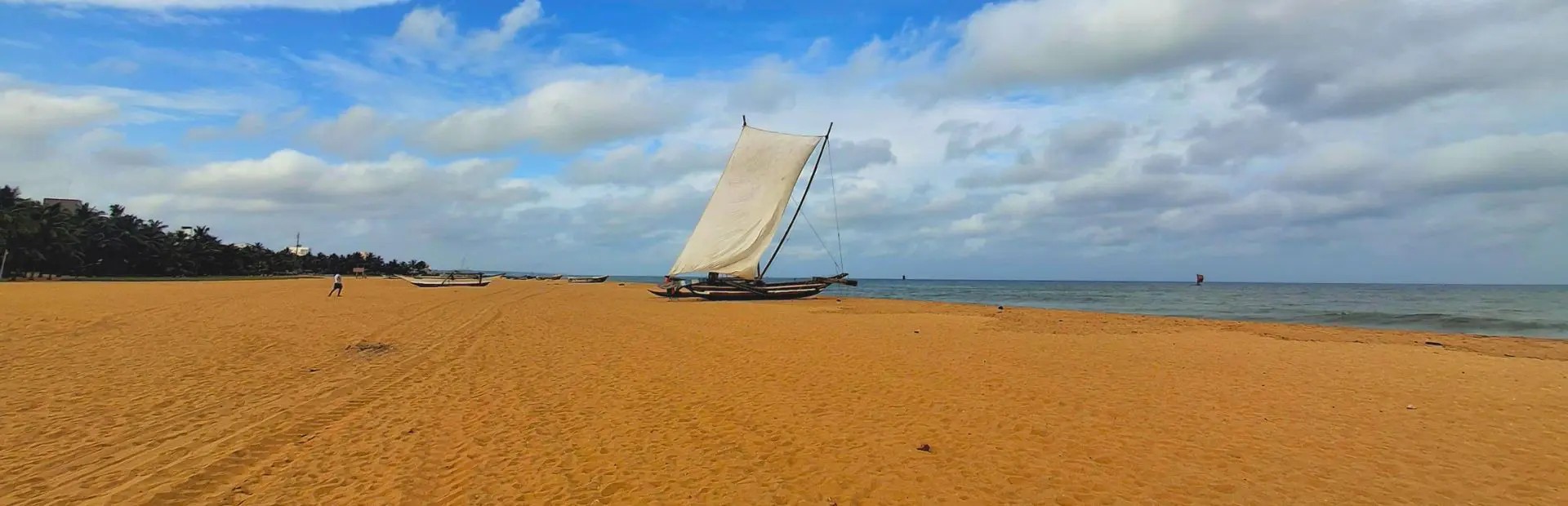 Fischerboot am Strand von Negombo