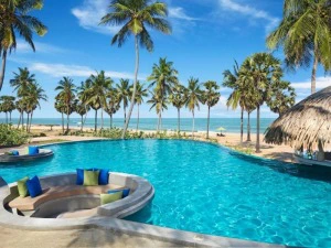 Pool im komfortablen Hotel am Strand in Arugam Bay, Sri Lanka